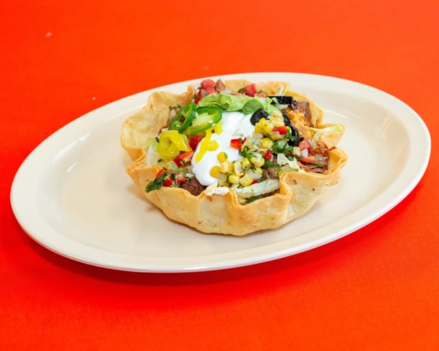 Ensalada en Tortilla Crujiente / Taco Salad.
