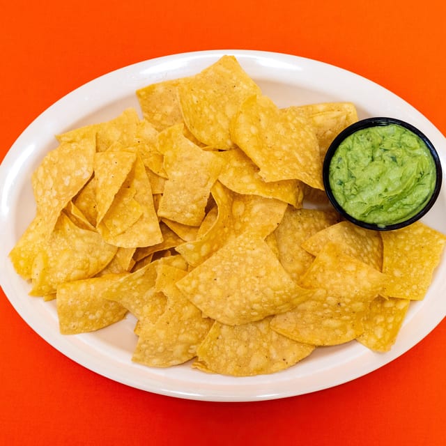 Totopos con Guacamole / Chips and Guac.