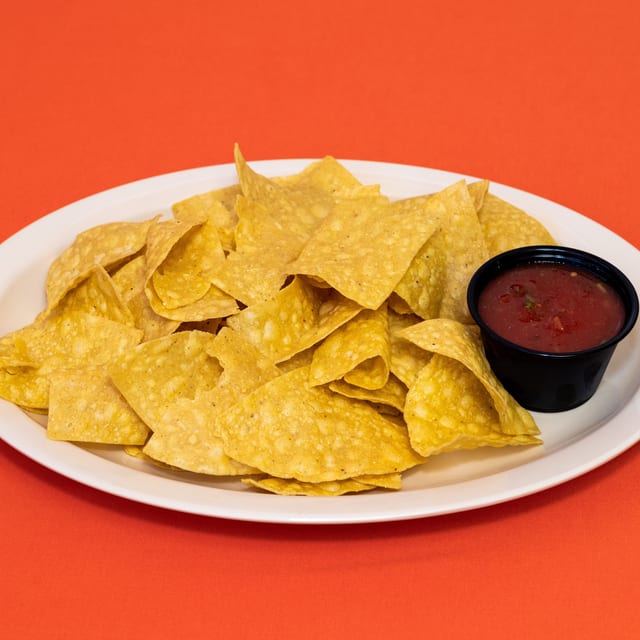 Totopos con Salsa / Chips and Salsa.